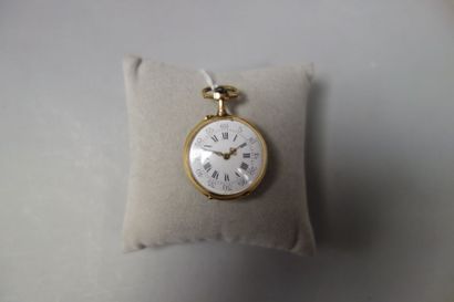 null Petite montre de col en ors de trois couleurs (750), cadran émaillé blanc à...