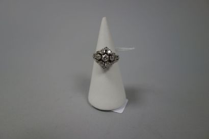 null Bague en or blanc (750) et platine (950) formant un bouquet de diamants de taille...