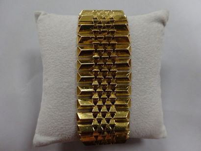 null Bracelet ruban articulé en or jaune (750) à mailles de section triangulaire...