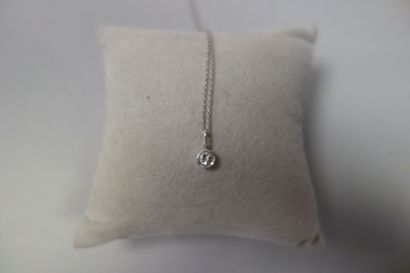 null Chaine de cou en or gris (750) retenant un pendentif orné d'un diamant demi...