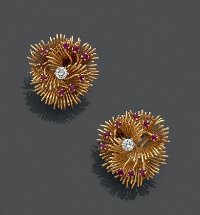 null Paire de clips d'oreille de forme fleur en or jaune (750) formés de filaments,...