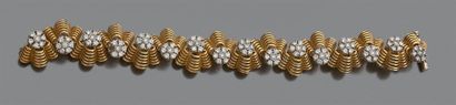 null Bracelet articulé en or jaune (750) composé de seize éléments affrontés en forme...