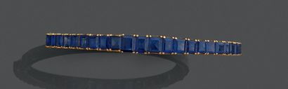 null Bracelet jonc ovale ouvrant en or jaune (750) présentant une ligne de saphir...