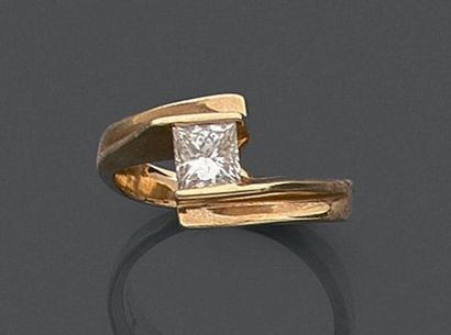 null Bague en or jaune (585) décalée enserrant latéralement un diamant de taille...