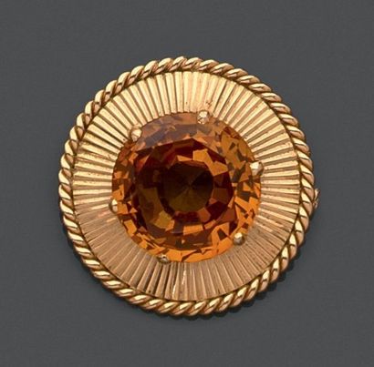 MELLERIO Paris 
Broche ronde en or jaune (750) à décor strié rayonnant bordé d'un...