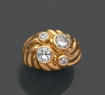 null Bague jonc en or jaune (750) ondoyée, ornée de quatre diamants de taille brillant...