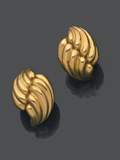 CHAUMET Paris 
Paire de clips d'oreille en or jaune (750) en forme de palmes godronnées...