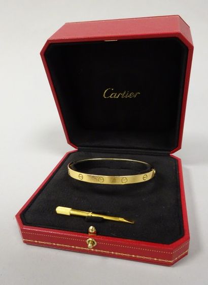CARTIER, modèle LOVE 
Bracelet jonc ovale ouvrant en or jaune (750) à décor de vis.
Signé...