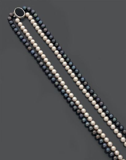 null Long collier à deux rangs de perles choker, un de perles de culture blanches...