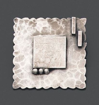 Jean DESPRES (1889-1980) 
Broche en argent (925) de forme carrée à bord mouvementé.
Décor...