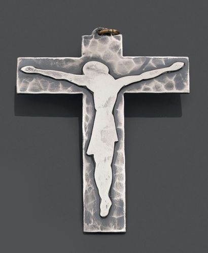 Jean DESPRES (1889-1980) 
Pendentif Christ en croix en métal argenté sur fond martelé.
Signature...