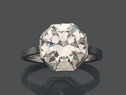 null Bague solitaire en platine (850), ornée d'un diamant demi taille en serti griffe,...