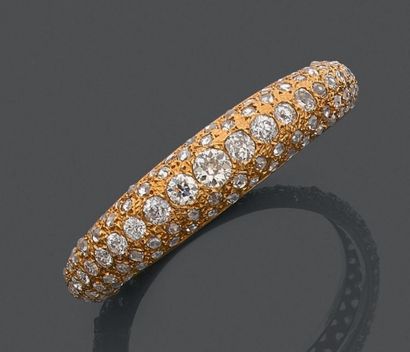 null Bracelet jonc ouvrant bombé en or (750), habillé d'une chute de diamants taille...