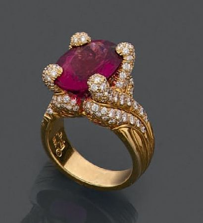 HENRY DUNAY, New-York 
Bague en or (750) ornée d'une rubellite ovale facettée de...