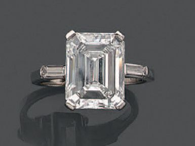null Bague solitaire en platine (850), ornée d'un diamant taille émeraude en serti...