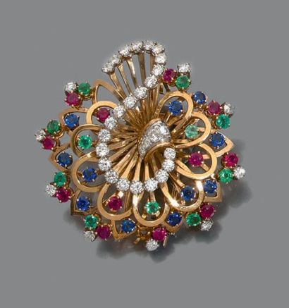 BOUCHERON Broche en or (750), stylisant une rosace ajourée ponctuée de rubis ronds...