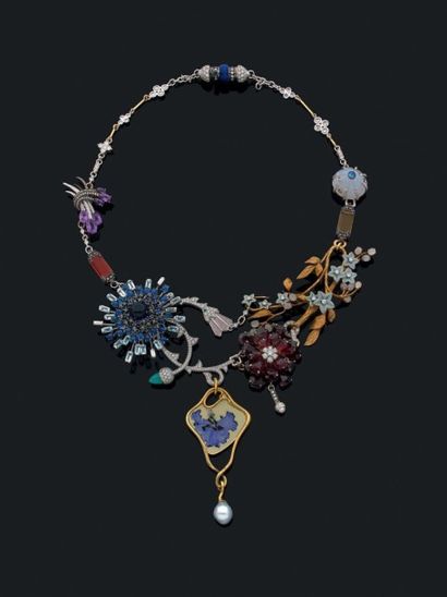 DAMIANI-JOHN GALLIANO Étonnant et imposant collier plastron articulé en or gris (750)...