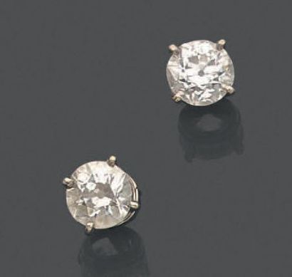 null Paire de boutons d'oreilles en or gris (750) sertis chacun d'un diamant taille...