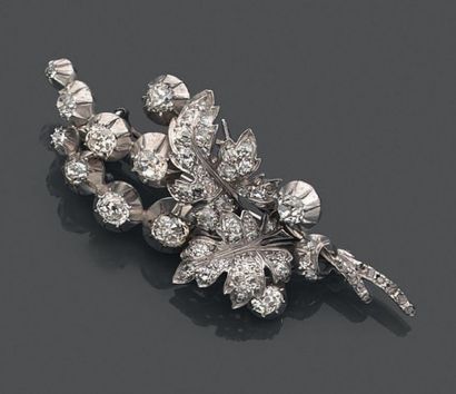 null Broche en or gris (750) et argent (925) stylisant deux feuilles serties de diamants...