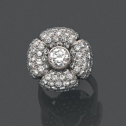 null Bague fleur en platine (950) sertie d'un diamant demi taille, les pétales sertis...