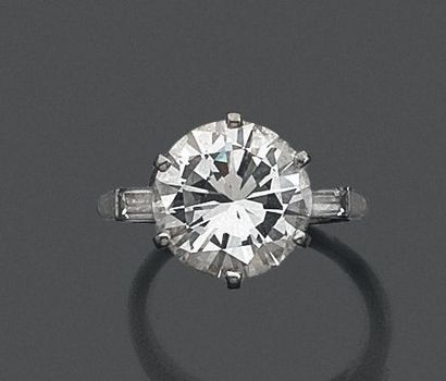 null Bague en platine (950) ornée d'un diamant taillé en brillant épaulé de deux...