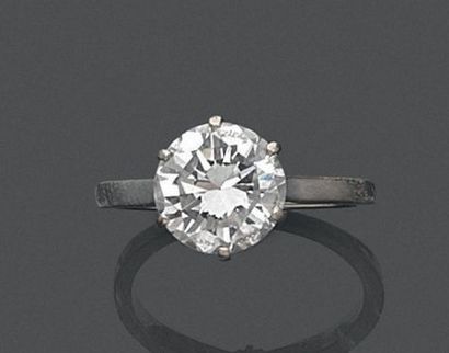 null Bague en or gris (750) sertie d'un diamant taillé en brillant.
Poids du diamant:...