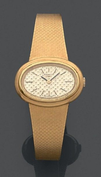 LONGINES Montre bracelet de dame en or jaune (750).
Boîtier de forme ovale, lunette...
