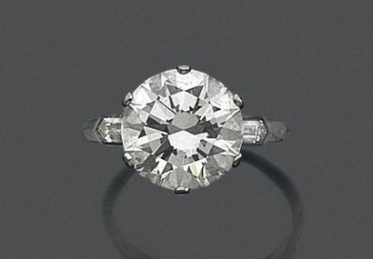 null Bague en platine (950) ornée d'un diamant taillé en brillant épaulé de deux...