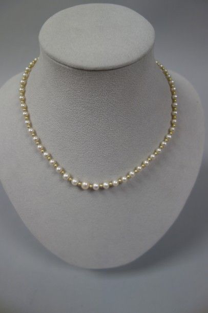 null Collier de perles de culture blanches en chute alternées de perles en or jaune...
