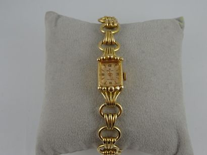 ROLEX Montre bracelet de dame en or jaune (750). 

Boitier rectangulaire épaulé de...