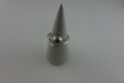 null Bague en or gris (750) ornée d'une perle de culture grise et de petits diamants...
