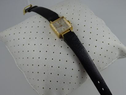 LIP Montre bracelet de dame boitier carré en or jaune (750). Bracelet en cuir noir...