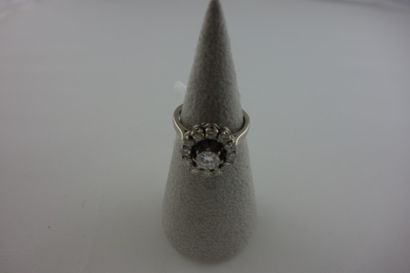 null Bague monture en or gris (750) ornée d'un diamant taille brillant moderne en...