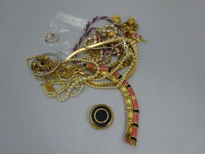 null Lot de bijoux fantaisie en métal doré dont colliers, bracelets, pendentifs et...