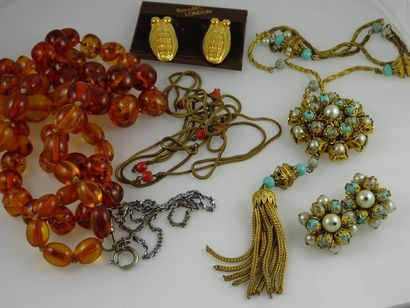 null Lot de bijoux fantaisie dont deux colliers imitation ambre, une paire de clips...