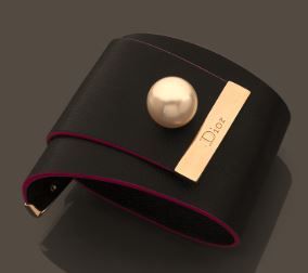 DIOR Bracelet manchette en cuir noir à bordure rose. 

Fermoir à vis orné d'une perle...