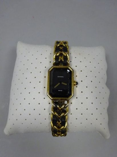 CHANEL Modèle Première

Montre bracelet de dame en métal plaqué or. Cadran à fond...