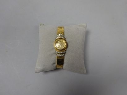 JAEGER LE COULTRE Petite montre bracelet en or jaune (750) et platine (950).

Boitier...