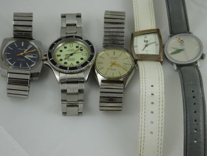 null Lot de quatre montres bracelets d'homme et une montre bracelet de femme boitiers...