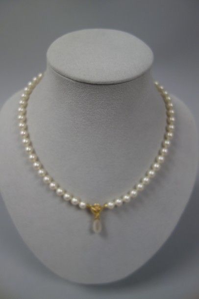 null Collier de perles de culture blanche, fermoir composé d'un élément en or jaune...