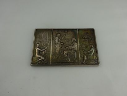  Plaque en bronze argenté en commémoration de Charles Christofle. 

5,8 x 9,5 cm... Gazette Drouot