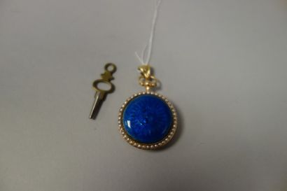 null Montre de col en or jaune (750) émaillée bleu dans un entourage de petites perles...