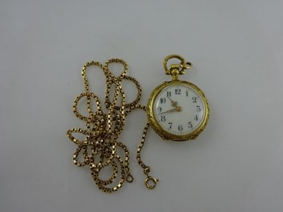 null Petite montre de col en or jaune (750).

Revers chiffré. Cadran émaillé blanc,...
