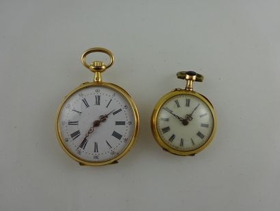 null Lot de deux montres de col en or jaune (750). Cadrans émaillés blanc, index...