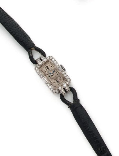 MAUBOUSSIN Montre bracelet de dame en platine (950).
Boîtier rectangulaire à lunette...