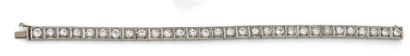 null Bracelet ligne articulé en platine (950) et or gris (750) formé de trente maillons...