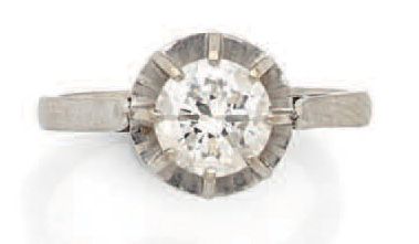 null Bague solitaire en or gris (750) ornée d'un diamant de taille brillant en serti...