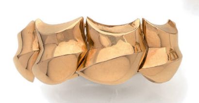 René ROBERT (1893-1986) 
Bracelet en or jaune (750) articulé formé de sept maillons...