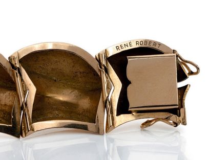 René ROBERT (1893-1986) 
Bracelet en or jaune (750) articulé formé de sept maillons...