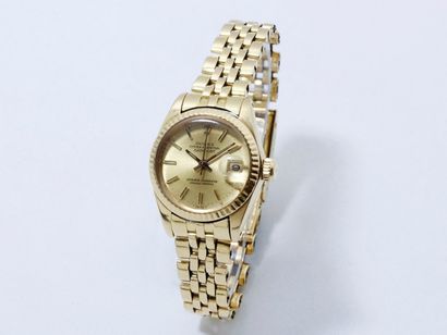 ROLEX Oyster Perpetual Datejust
Montre bracelet de dame en or (750).
Cadran doré...